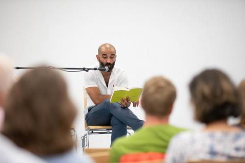 © Lesung Hamed Abboud, In meinem Bart versteckte Geschichten, Willkommensinitiative, Musiksaalgebäude, 25.07.2022